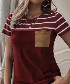 Blusa Listrada com Bolso Frontal
